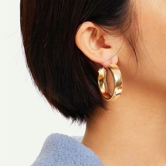 Jewelry - Gold 𝅺3/$30 Minimalist Hoop Earrings